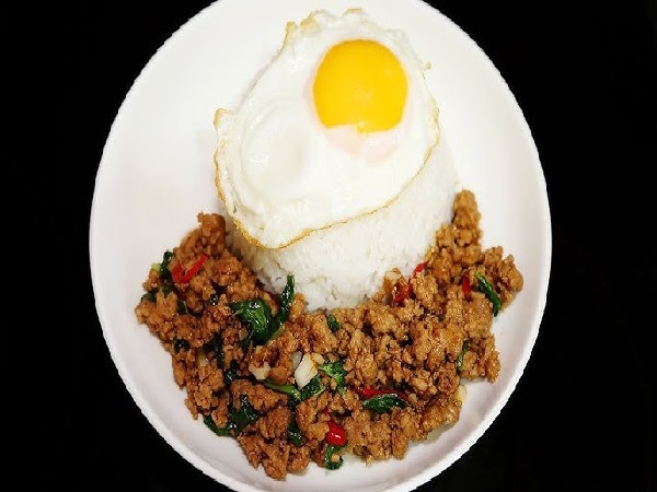 ข้าวกระเพราหมูสับไข่ดาว