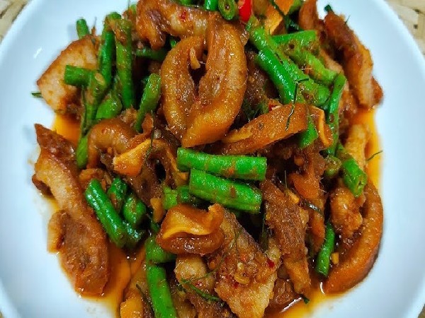 ผัดหน้ากากหมูพริกแกงใต้
