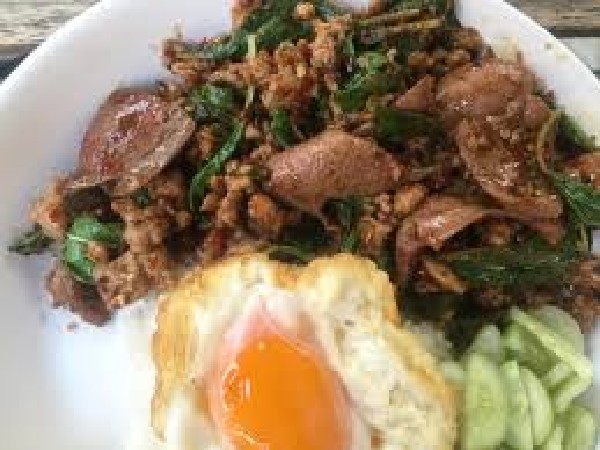 ข้าวกะเพราตับไข่ดาว